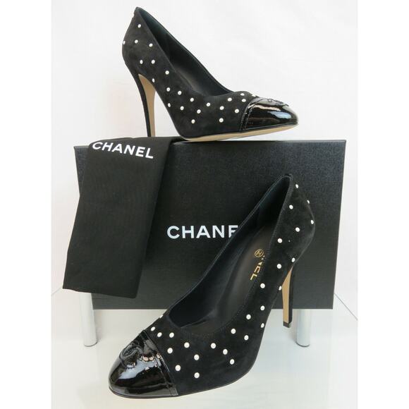 $1K NIB CHANEL G33422 BLACK SUEDE PATENT LEATHER CAP TOE PEARLS LOGO PUMPS 39 - Picture 1 of 12